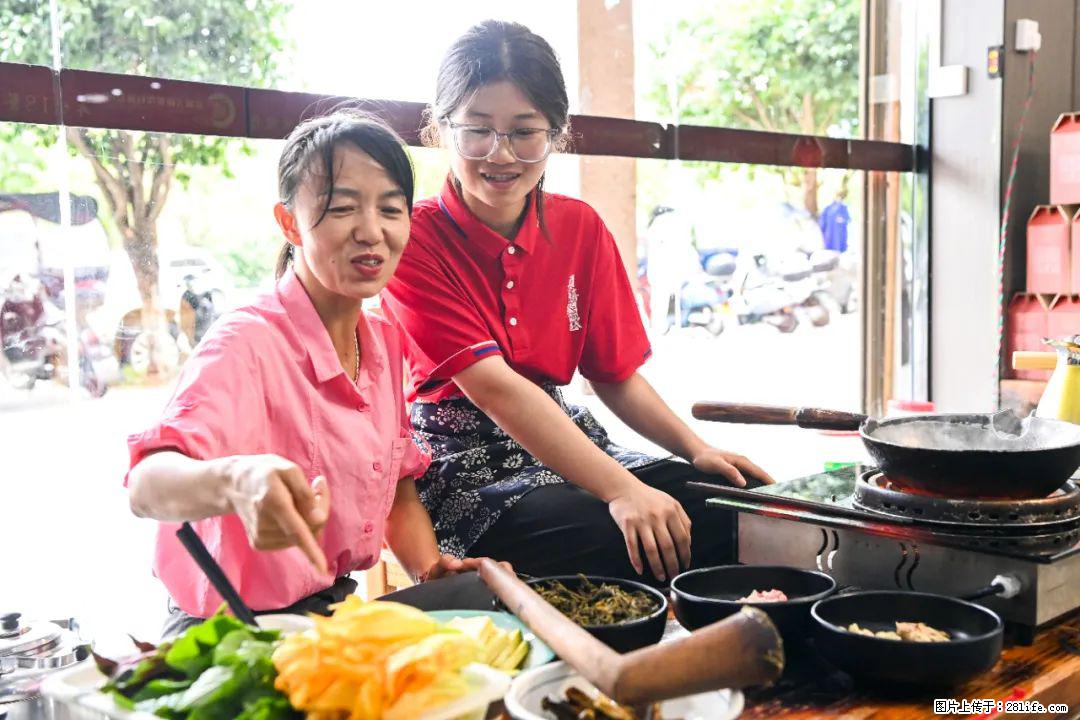 全网追的“扁担女孩”,找了一份暑假工,时薪12元 - 资阳生活资讯 - 资阳28生活网 zy.28life.com