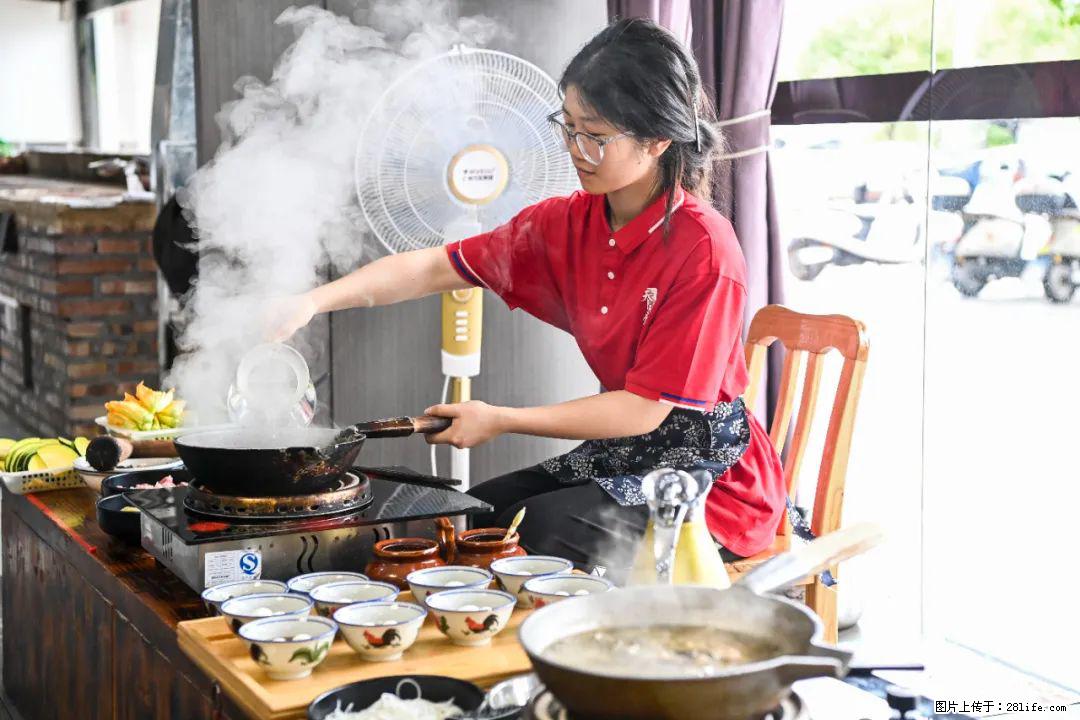 全网追的“扁担女孩”,找了一份暑假工,时薪12元 - 资阳生活资讯 - 资阳28生活网 zy.28life.com